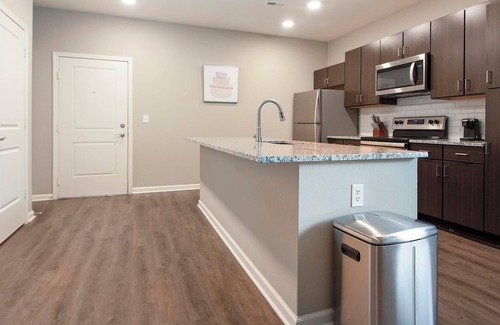 Chesterfield Appartement | Landing | Chic 1BD, Courtyard, Clubhouse