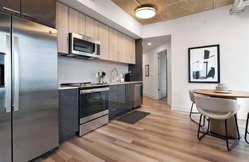 Baileys Crossroads Appartement | Landing | Chic 2BD, Game Room, Gym