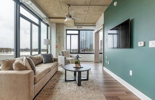 Baileys Crossroads Appartement | Landing | Chic 2BD, Game Room, Gym