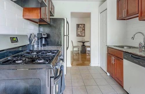 Greenbelt Appartement | Landing | Chic 2BD, Gym, Pool