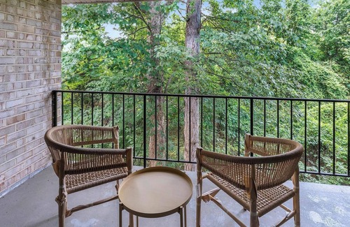 Greenbelt Appartement | Landing | Chic 2BD, Gym, Pool