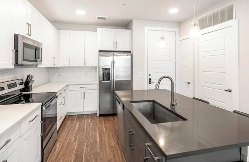 Wetmore Appartement | Landing | Chic 2BD, Pool, Yoga Studio