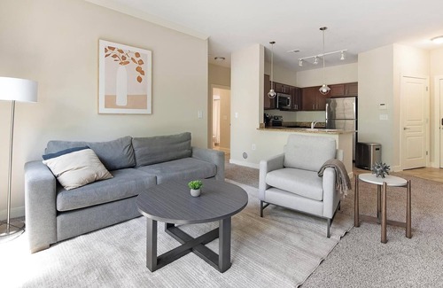 Chillum Appartement | Landing | Incredible 2BD, Pool, Clubhouse