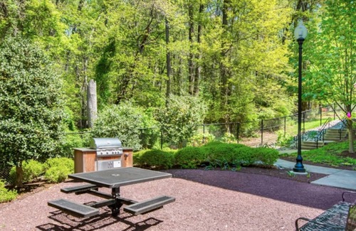 Chillum Appartement | Landing | Incredible 2BD, Pool, Clubhouse