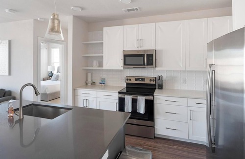 Wetmore Appartement | Landing | Incredible 2BD, Clubhouse, Pool