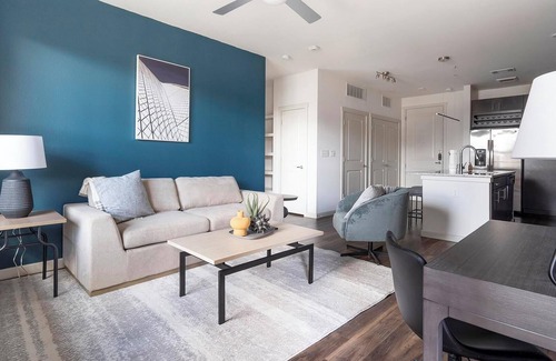 Wetmore Appartement | Landing | Incredible 2BD, Gym, Courtyard