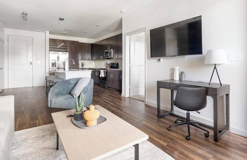 Wetmore Appartement | Landing | Incredible 2BD, Gym, Courtyard