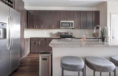 Wetmore Appartement | Landing | Incredible 2BD, Gym, Courtyard