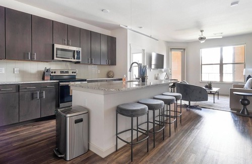 Wetmore Appartement | Landing | Incredible 2BD, Gym, Courtyard