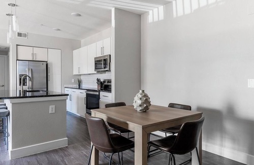 Allen Appartement | Landing | Modern 1BD, Game Room, Gym