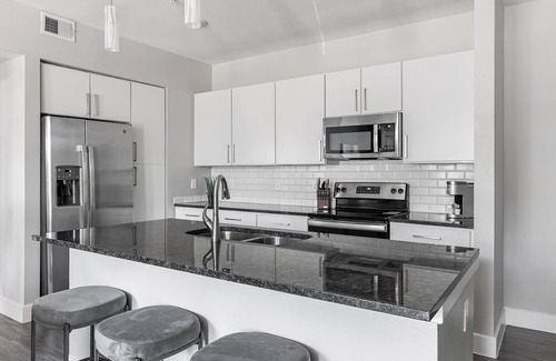 Allen Appartement | Landing | Modern 1BD, Game Room, Gym