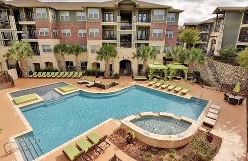Sweetbriar Appartement | Landing | Modern 1BD, Pool, Clubhouse