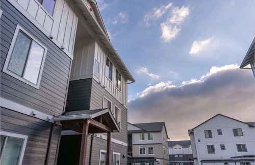 Woodburn Appartement | Landing | Modern 2BD, Gym, Pool