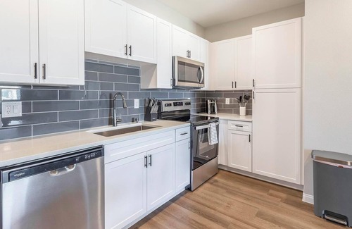 Townsite Appartement | Landing | Modern 2BD, Pool, Rooftop Lounge