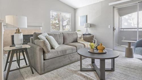 Sunrise Manor Appartement | Landing Modern Apartment with Amazing Amenities (ID1009X961)