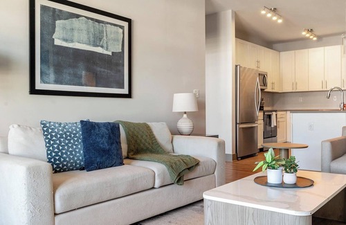 Florida Central Atlantic Coast Appartement | Landing | Spectacular 2BD, Pool, Gym