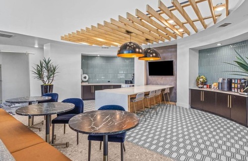 Vickery Meadow Appartement | Landing | Spectacular 1BD, Pool, Gym