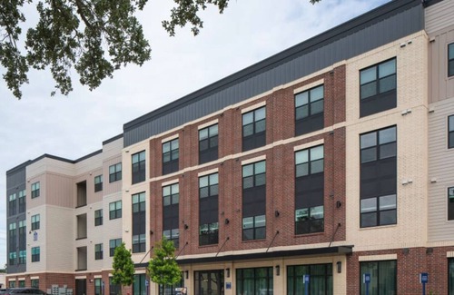 Spring Branch East Appartement | Landing | Spectacular 1BD, Pool, Courtyard