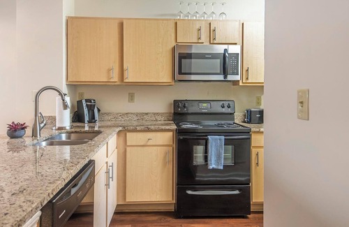 New Pathways Appartement | Landing | Spectacular 2BD, Pool, Clubhouse