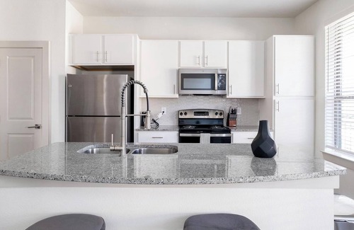 Waller Appartement | Landing | Spectacular 3BD, Gym, Pool