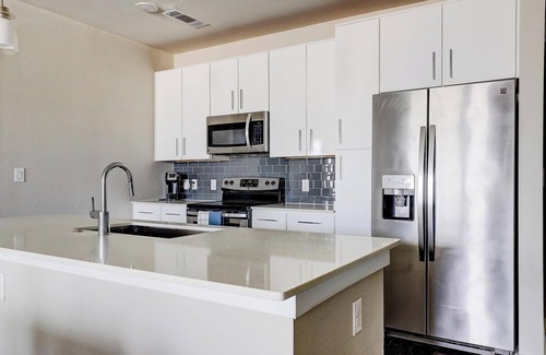 Forest Crest Appartement | Landing | Stunning 2BD, Clubhouse, Pool