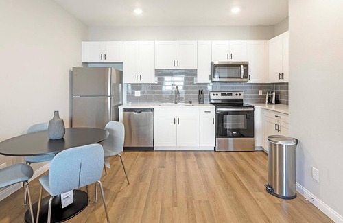 Townsite Appartement | Landing | Stunning 2BD, Pool, Rooftop Lounge