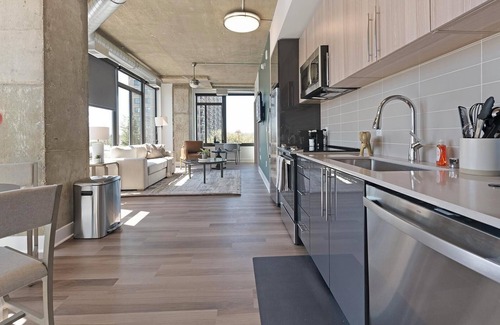 Baileys Crossroads Appartement | Landing | Stylish 2BD, Game Room, Gym
