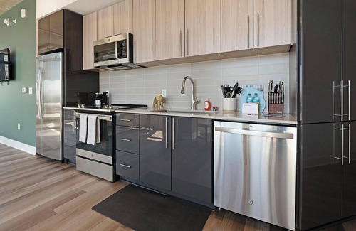 Baileys Crossroads Appartement | Landing | Stylish 2BD, Game Room, Gym