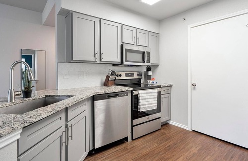 San Antonio Appartement | Landing | Stylish 2BD, Gym, Pool