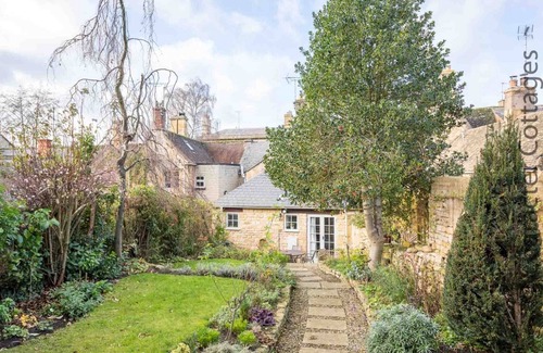 Chipping Campden Cottage | LANES COTTAGE, pet friendly, with open fire in Chipping Campden