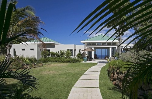 Estate Little Saint Thomas Villa | Langarra: Contemporain, domaine vierge avec 2 plages privées, vue sans fin
