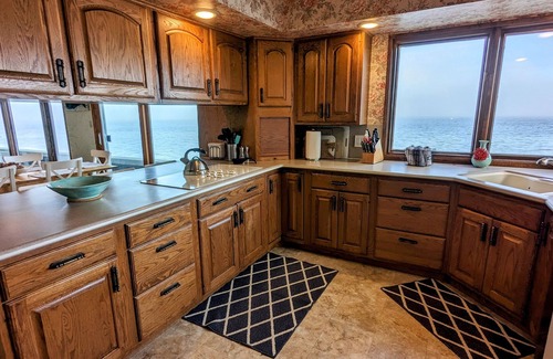 Langley Maison | Langley Beach House - 5 bedroom waterfront home in downtown Langley!