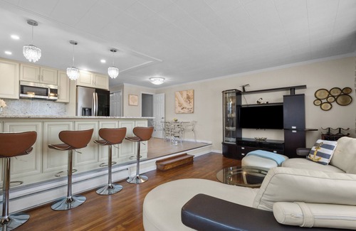Lansdale Maison | Lansdale: Work, Rest, Explore