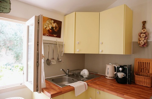 Montfavet Appartement | LaPetite Maison Abigail, Peaceful home in Avignon