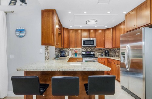 East Naples Maison | Larg heated pool, 3 bdrm, 2 bath, fast wi-fi, ps3, 4 smart TVs, large lanai with 2 covered areas.
