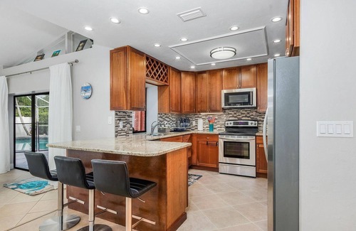 East Naples Maison | Larg heated pool, 3 bdrm, 2 bath, fast wi-fi, ps3, 4 smart TVs, large lanai with 2 covered areas.