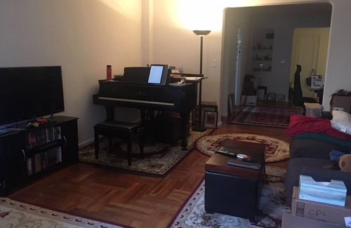 Fort George Appartement | Large 1-br apartment near parks and shops. 5-min walk to subway, steps to buses