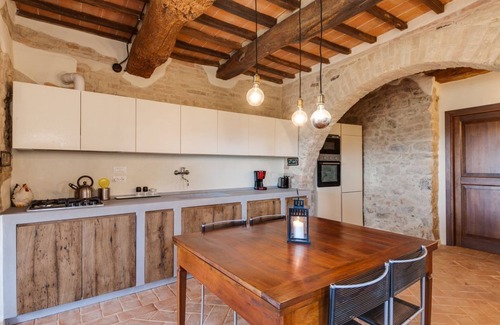 Marsciano Appartement | Grand appartement de 3 pièces avec piscine commune, Wi-Fi et climatisation