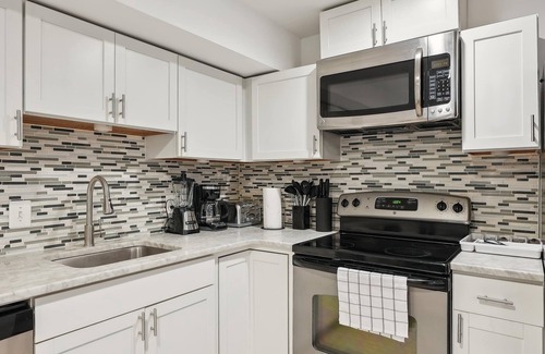 Le Droit Park Appartement | Large, 2BR/1BA with AC/TV/Internet/Laundry