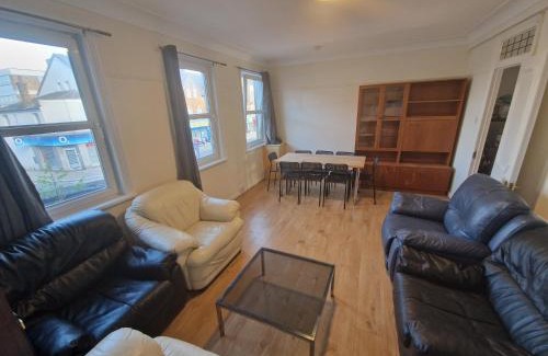 North Finchley Maison | Large 3 bedroom apartment ideal for groups