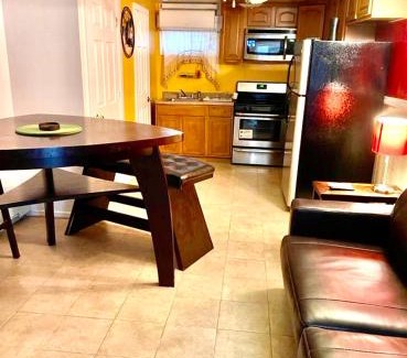 East New York Maison | Large 3-Bedrooms/2-Bath Apt, One Block to Train