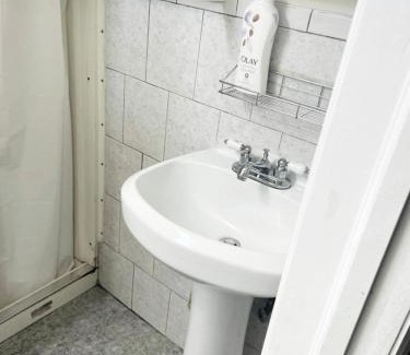East New York Maison | Large 3-Bedrooms/2-Bath Apt, One Block to Train