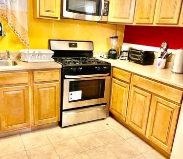 East New York Maison | Large 3-Bedrooms/2-Bath Apt, One Block to Train