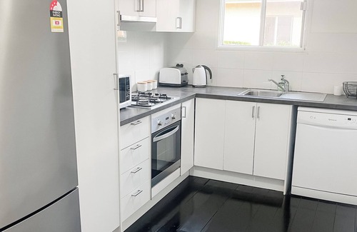 Freshwater Maison | Large 4 bdrm Freshwater House. WALK TO BEACH. Pet friendly. HUGE YARD