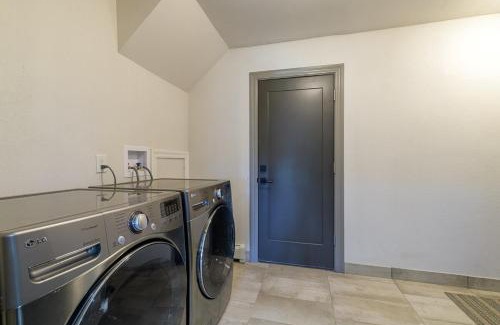 Grand Junction Maison | Large 4 Bedroom Home with Hot Tub and Fenced Yard