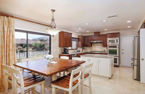 Granada Hills North Maison | Large 4BD - Pool - Gym - 2 Master Suites