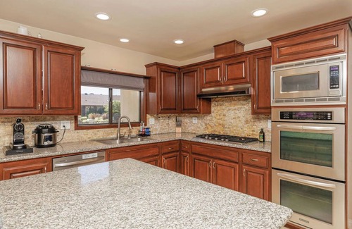 Granada Hills North Maison | Large 4BD - Pool - Gym - 2 Master Suites