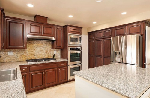 Granada Hills North Maison | Large 4BD - Pool - Gym - 2 Master Suites