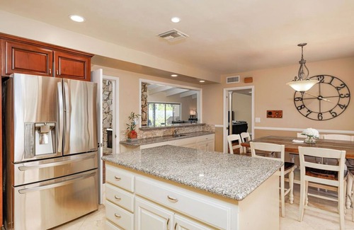 Granada Hills North Maison | Large 4BD - Pool - Gym - 2 Master Suites