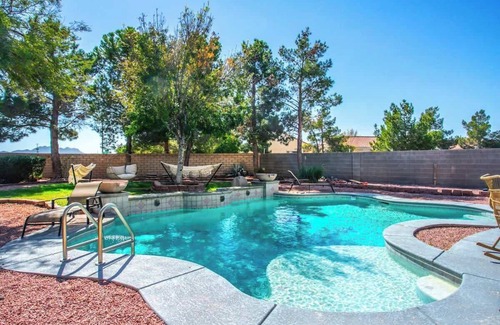 Las Vegas Maison | ❤️ Large 4BR Beauty with Pool & Amazing Backyard!